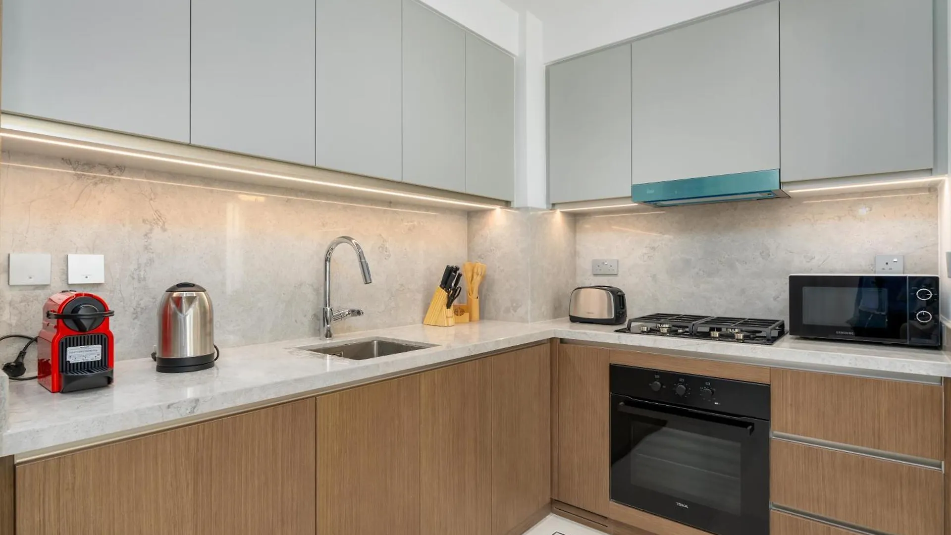 Beach Isle Tower 2 - Beachfront Stunning - Full Sea Views Dubaj
