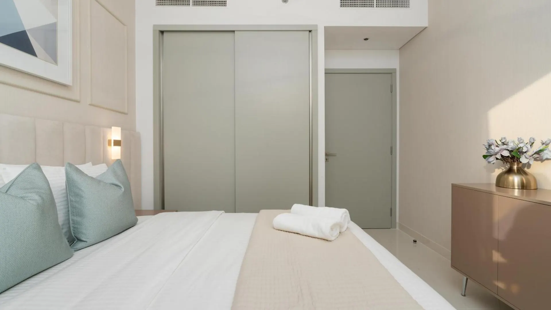 Beach Isle Tower 2 - Beachfront Stunning - Full Sea Views Dubai Apartment