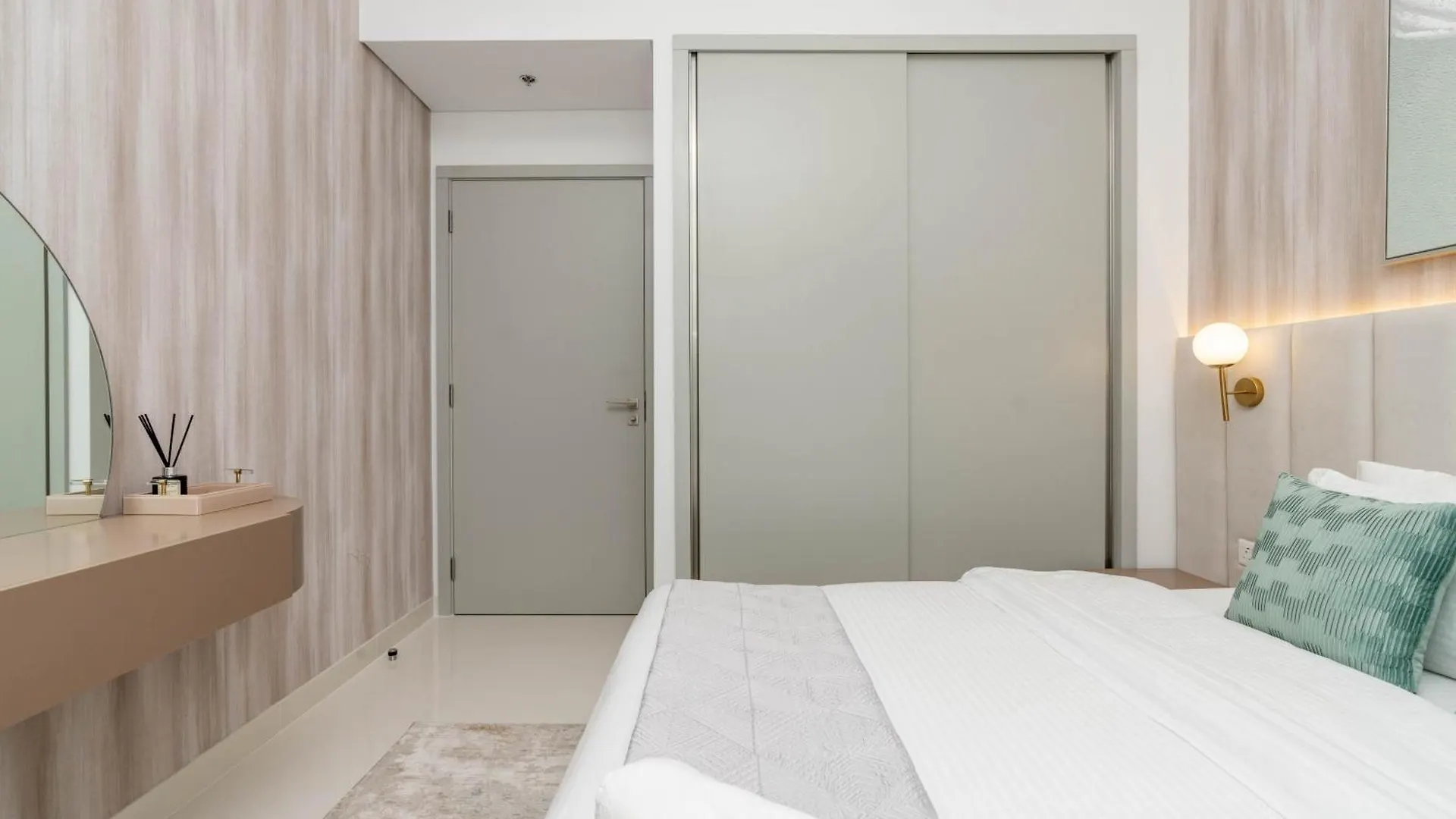 Apartment Beach Isle Tower 2 - Beachfront Stunning - Full Sea Views Dubai