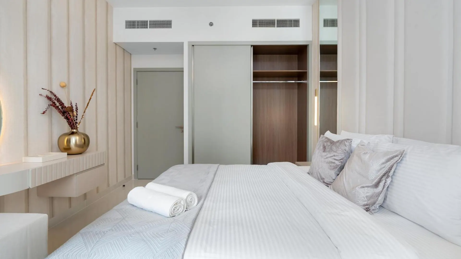 Beach Isle Tower 2 - Beachfront Stunning - Full Sea Views Dubai